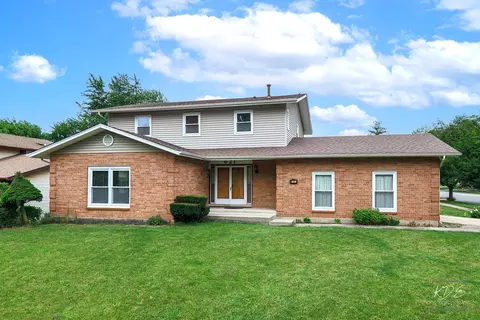 Exterior - 621 N Pinecrest Rd, Bolingbrook, IL 60440 photo 3 of 7