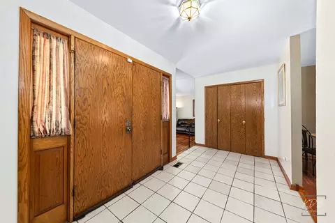 Entry Way - 621 N Pinecrest Rd, Bolingbrook, IL 60440 photo 1 of 2