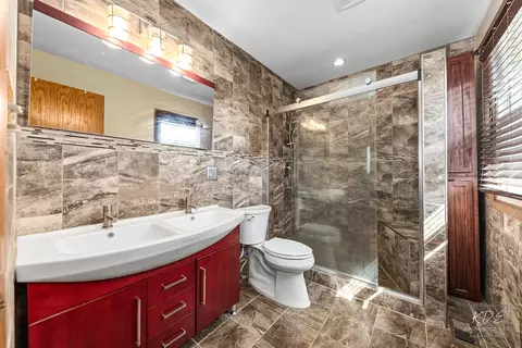 Bath - 621 N Pinecrest Rd, Bolingbrook, IL 60440 photo 2 of 3