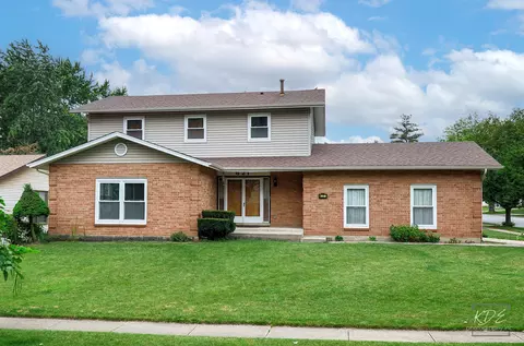 Exterior - 621 N Pinecrest Rd, Bolingbrook, IL 60440 photo 2 of 7