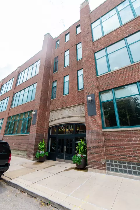 2600 N Southport Ave #212, Chicago, IL 60614