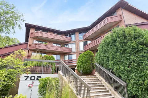 702 Waukegan Rd #402, Glenview, IL 60025