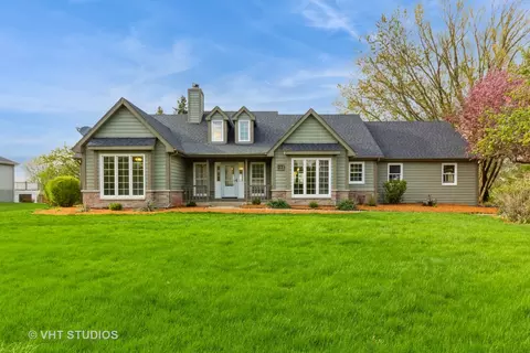 23 N Royal Oaks Dr, Bristol, IL 60512