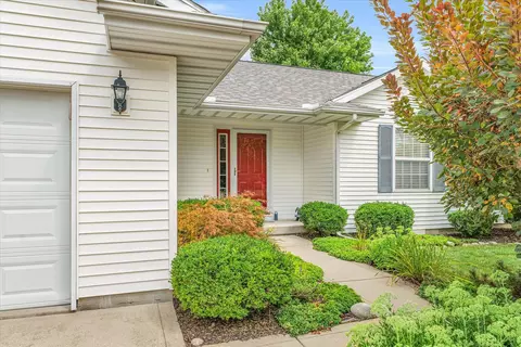 2506 Fieldcrest Dr, Urbana, IL 61802