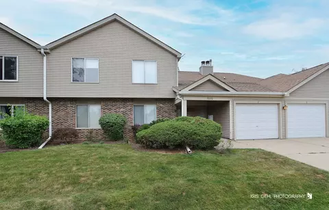 7020 Newport Dr #101, Woodridge, IL 60517