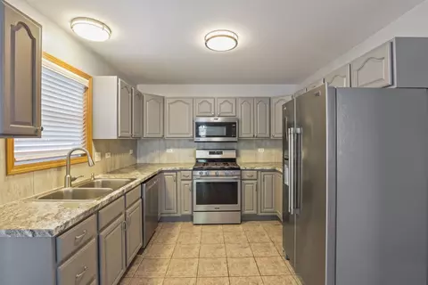 55 W Chestnut Ct, Elgin, IL 60120 photo 9