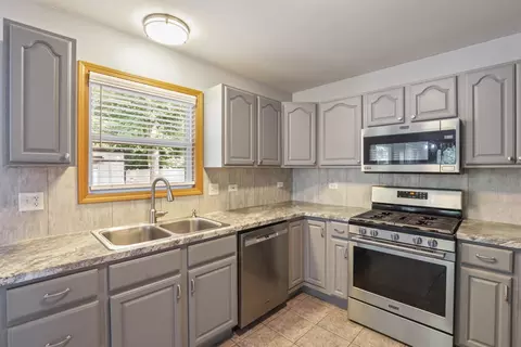 55 W Chestnut Ct, Elgin, IL 60120 photo 10