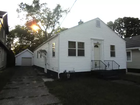 720 Pine St, Waukegan, IL 60085