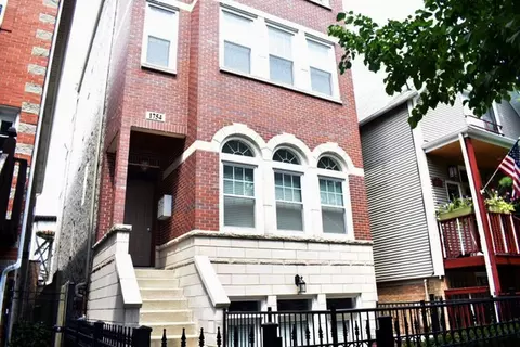 1754 W Roscoe St, Chicago, IL 60657