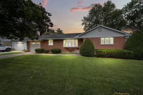 804 Meadow Ln, Sycamore, IL 60178