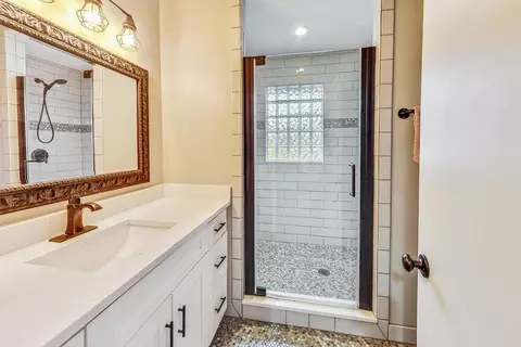 Bath - 2875 Waldron Rd, Kankakee, IL 60901 photo 1 of 5