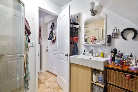 Bath - 3039 N Christiana Ave, Chicago, IL 60618 photo 3 of 3
