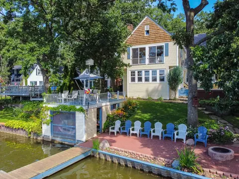 4303 E Lake Shore Dr, Wonder Lake, IL 60097