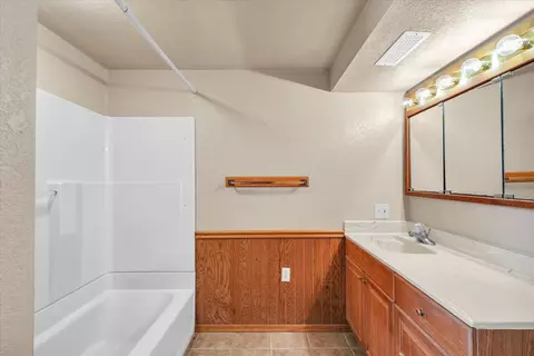 Bath - 399 Church St, Danforth, IL 60930 photo 2 of 2