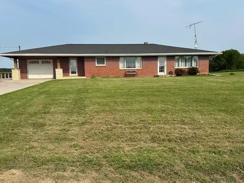 7039 N Main St, East Dubuque, IL 61025