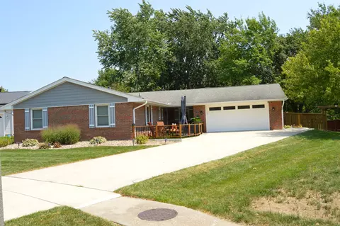 17 Pembrook Cir, Bloomington, IL 61704