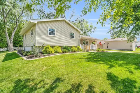 915 A St, Charleston, IL 61920