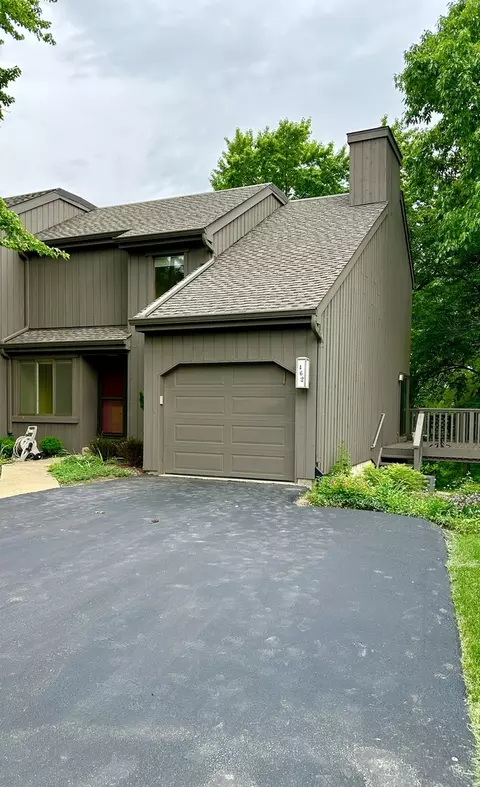 462 Woodview Rd, Lake Barrington, IL 60010