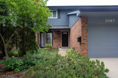 1067 Wigtown Ct, Wheaton, IL 60189