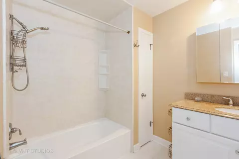 Bath - 1067 Wigtown Ct, Wheaton, IL 60189 photo 2 of 3