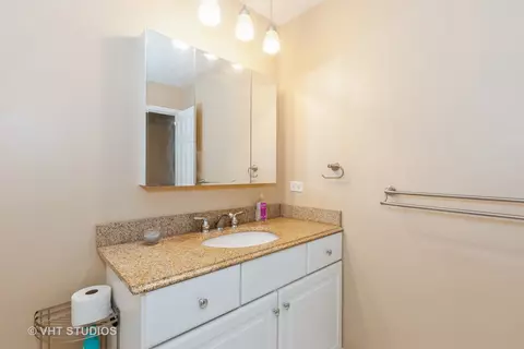 Bath - 1067 Wigtown Ct, Wheaton, IL 60189 photo 3 of 3