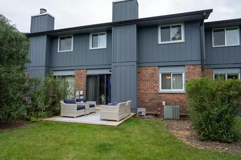 Exterior - 1067 Wigtown Ct, Wheaton, IL 60189 photo 4 of 4