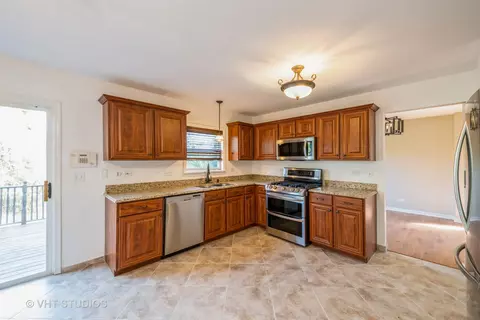 Kitchen - 2020 Norwich Dr, Bartlett, IL 60103 photo 4 of 4