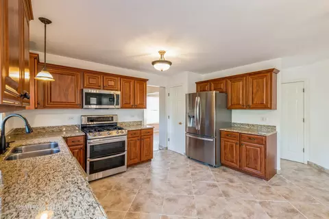 Kitchen - 2020 Norwich Dr, Bartlett, IL 60103 photo 3 of 4
