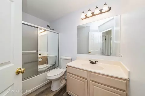 Bath - 2020 Norwich Dr, Bartlett, IL 60103 photo 4 of 5