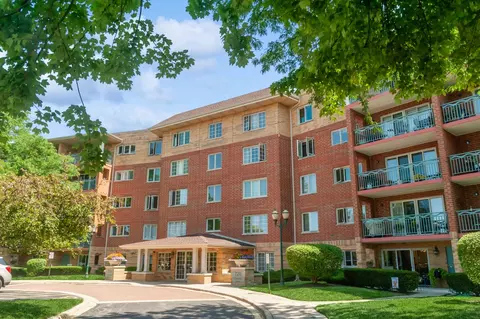 720 Creekside Dr #302B, Mount Prospect, IL 60056