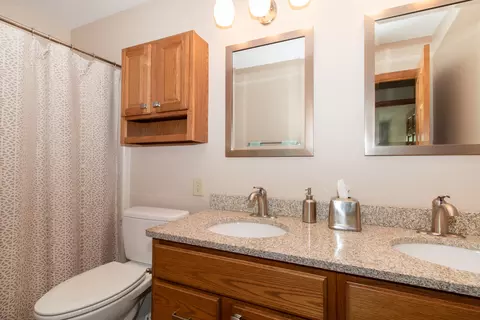 Bath - 3318 Eagle Crest Rd, Bloomington, IL 61704 photo 4 of 5
