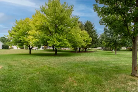 Exterior - 3318 Eagle Crest Rd, Bloomington, IL 61704 photo 9 of 12