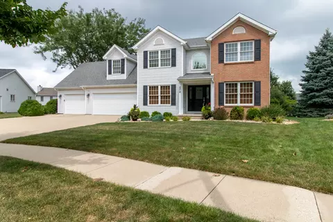 3318 Eagle Crest Rd, Bloomington, IL 61704