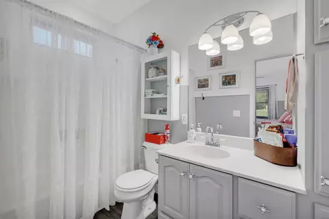 Bath - 603 Oak St, Morris, IL 60450 photo 3 of 3
