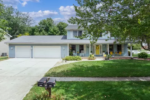 1201 Dianne Dr, Bloomington, IL 61704