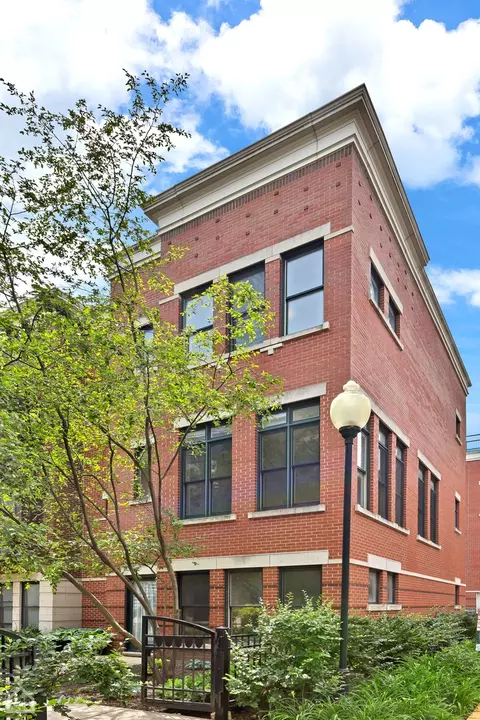 841 W Village Ct, Chicago, IL 60608