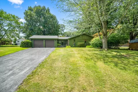 10 Lakewood Dr N, Danville, IL 61832