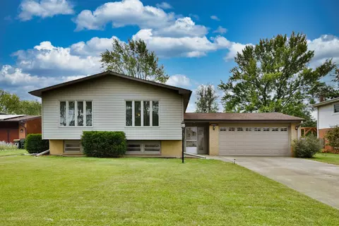 15 W671 Diversey Ave, Elmhurst, IL 60126