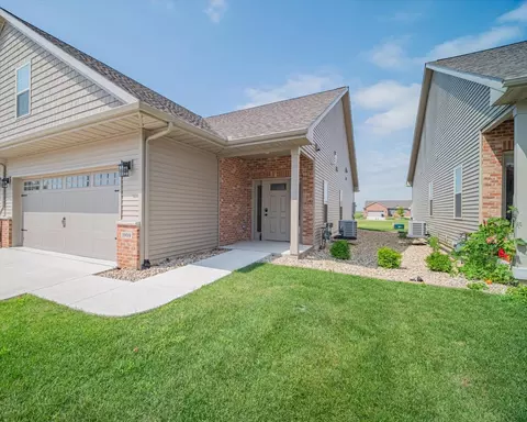 Exterior - 1909 Glenbridge Rd, Bloomington, IL 61704 photo 2 of 6