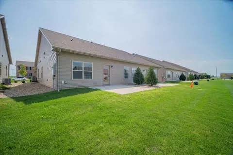 Exterior - 1909 Glenbridge Rd, Bloomington, IL 61704 photo 5 of 6
