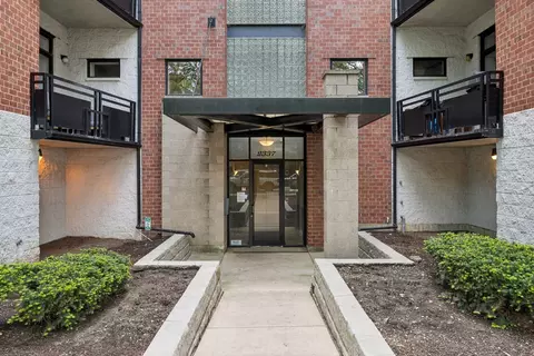 2337 W Wolfram St #413, Chicago, IL 60618