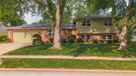 1103 Andover St, Bloomington, IL 61704