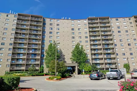 6340 Americana Dr #605, Willowbrook, IL 60527