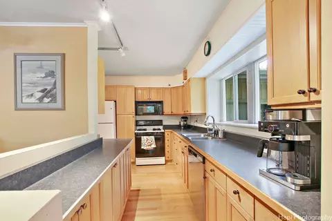 Kitchen - 13 Greenview Rd, Oakwood Hills, IL 60013 photo 2 of 4