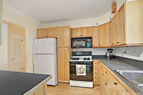 Kitchen - 13 Greenview Rd, Oakwood Hills, IL 60013 photo 4 of 4