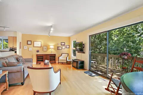 Living - 13 Greenview Rd, Oakwood Hills, IL 60013 photo 2 of 5