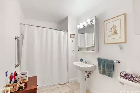 Bath - 13 Greenview Rd, Oakwood Hills, IL 60013 photo 1 of 2