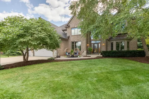 8 N Royal Oaks Dr, Bristol, IL 60512