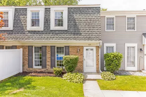 525 Northampton Ln, Roselle, IL 60172