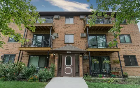 922 W Irving Park Rd #303, Bensenville, IL 60106